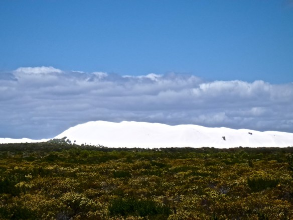 Dune de sable sur la route