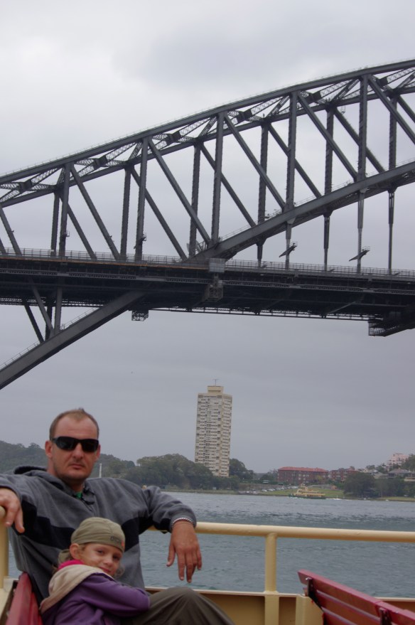 Ferry sous le Harbour Brigde