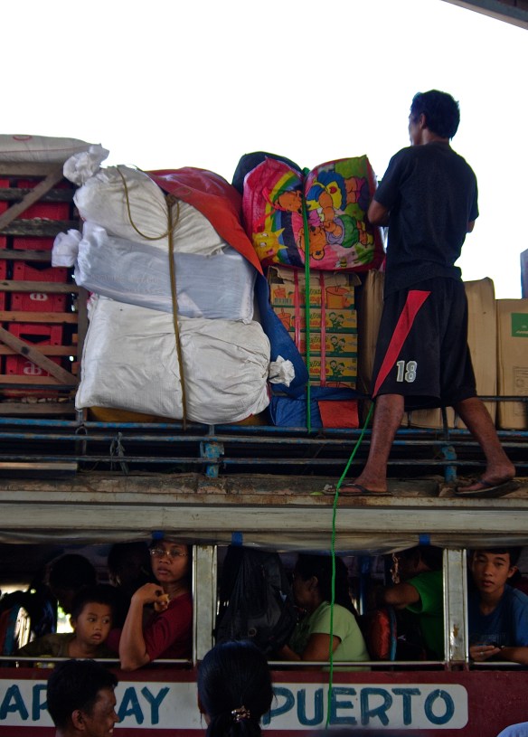 Chargement du toit d'un bus 