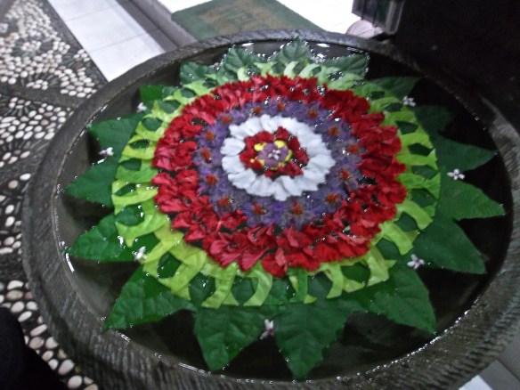 Décorations balinaises dans un petit bassin