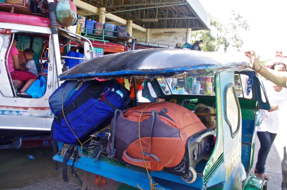 Chargement avec nos sacs d'un tricycle