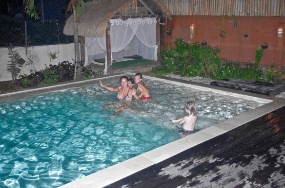 Arthur fait profiter Maceo et Hannah de sa piscine