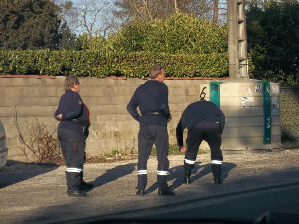 Tradition locale: faire de la gym au bord de la route