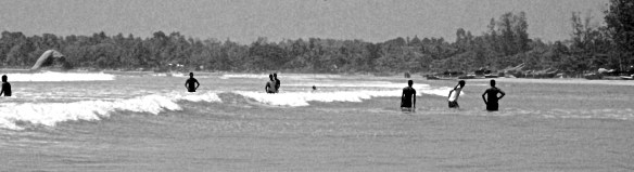 Adolescents srilankais dans l'eau